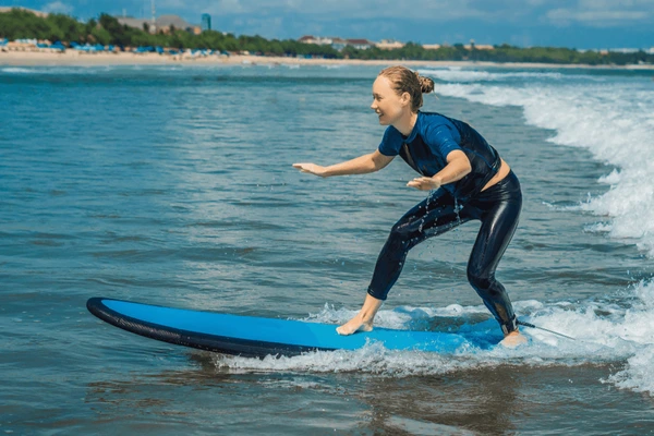 Read more about the article Mastering the Waves: A Beginner’s Guide to Riding a Surfboard